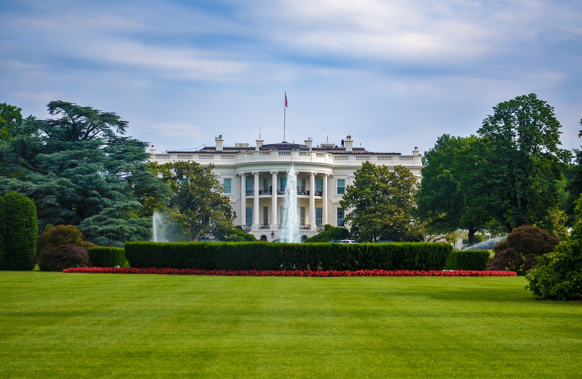 The White House and lawn on a sunny day.