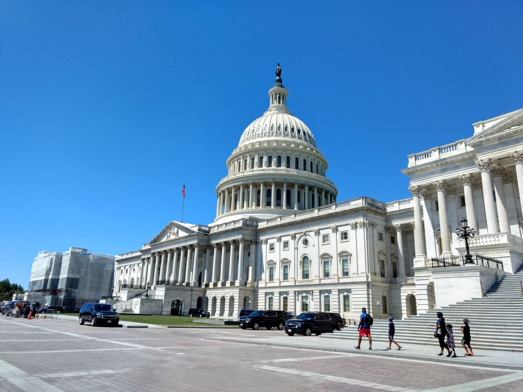 Image of the US Capitol building and a bright blue sky.