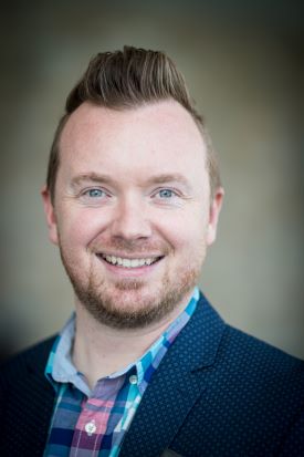 Phil Hansen is an internationally recognized multimedia artist, speaker, author and innovator at the forefront of bringing art to a wider audience.